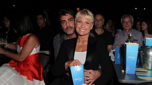 Xuxa leva namorado, Junno Andrade, para assistir show da dupla Victor e Leo