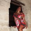 Anitta estrelou fotos com vestido com mix de estampas da Dolce & Gabbana na Itália