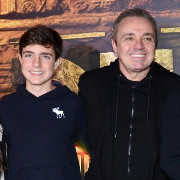 Filho de Gugu Liberato, João Augusto faz foto rara abraçado à namorada, Gracie