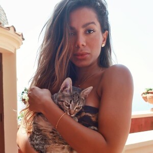 Anitta posa com gato no colo e pet rouba a cena de ensaio fashion