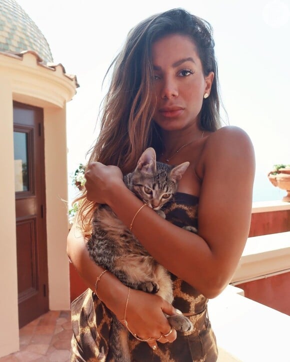 Anitta posa com gato no colo e pet rouba a cena de ensaio fashion