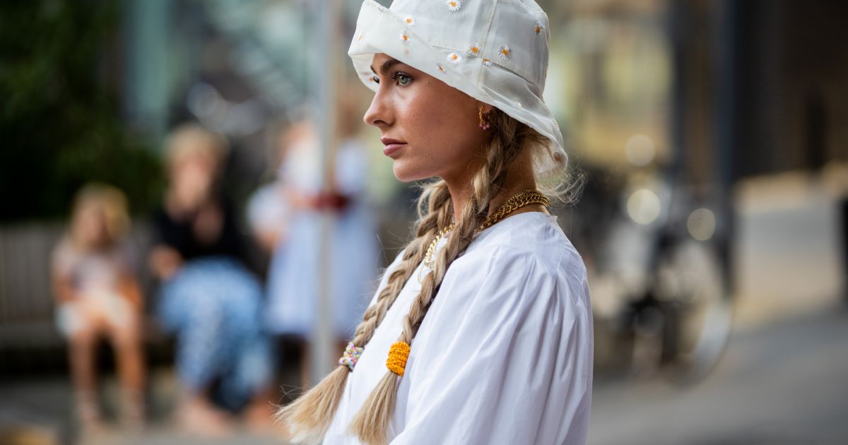 Maria-chiquinha sim! Com bucket hat, o penteado fica estiloso e fun -  Purepeople