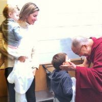 Gisele Bündchen conhece Dalai Lama com os filhos: 'Grata por este momento'