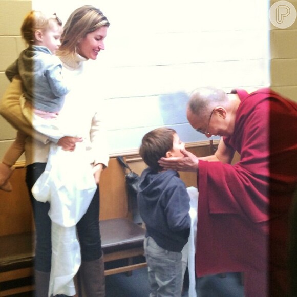 Gisele Bündchen registra encontro com Dalai Lama ao lado dos filhos, Benjamin e Vivian, em 1 de novembro de 2014