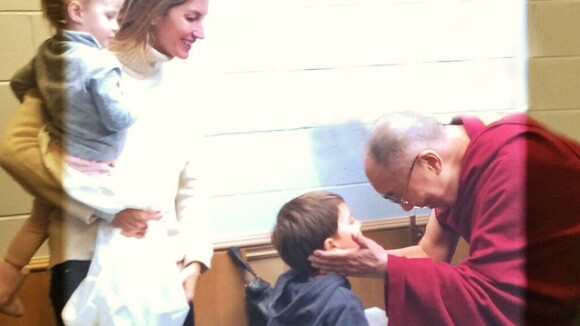 Gisele Bündchen conhece Dalai Lama com os filhos: 'Grata por este momento'