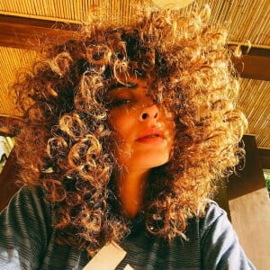 Juliana Paes exibe cabelo natural em foto na web