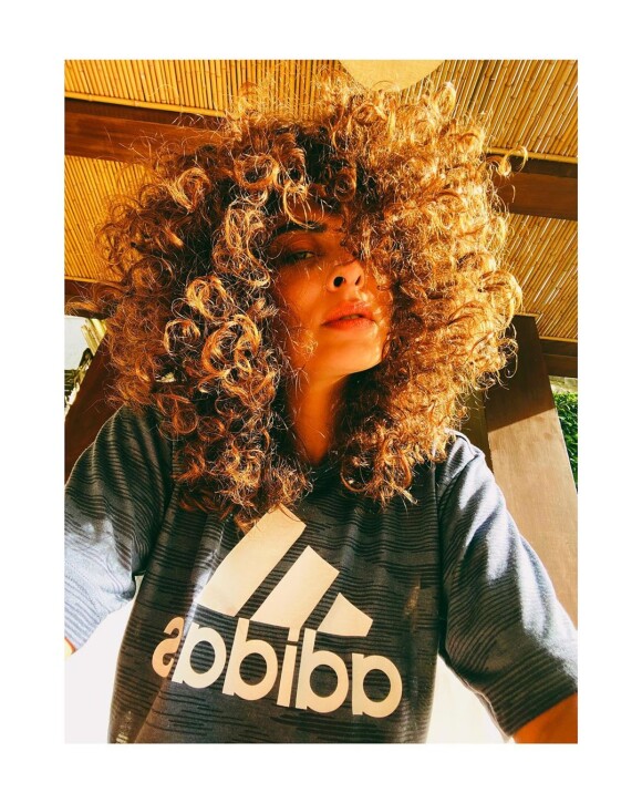 Juliana Paes exibe cabelo natural em foto na web