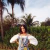 Bruna Marquezine combina blusa de manga bufante com jardineira
