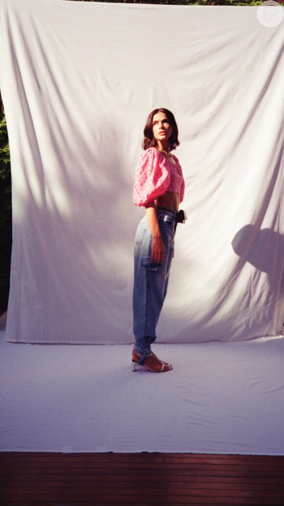 Bruna Marquezine combina cropped floral com calça jeans