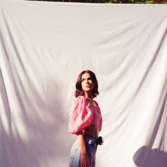 Bruna Marquezine combina cropped floral com calça jeans