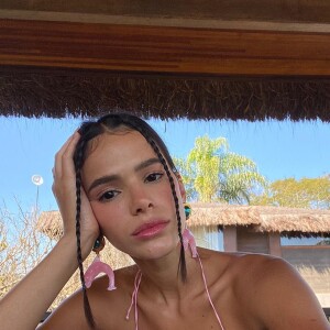 Bruna Marquezine usa tênis estiloso branco