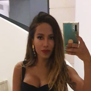 Anitta posa foto de look para passeio com jogador de futebol Rodrigo Guth