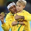 Foto de Neymar com filho ganha homenagem de marido de Carol Dantas