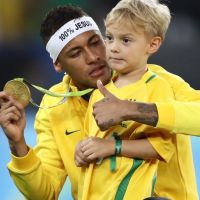 Neymar faz foto com filho e marido de Carol Dantas homenageia