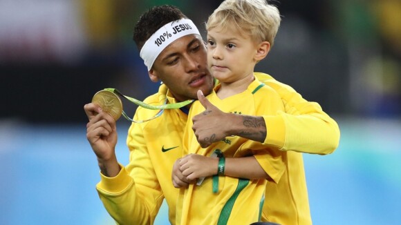Neymar faz foto com filho e marido de Carol Dantas homenageia