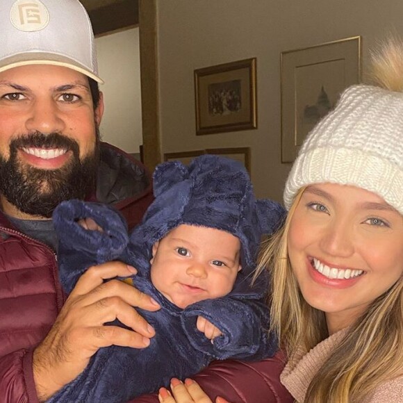 Filho de Biah Rodrigues e Sorocaba, Téo encantou com seu look de frio