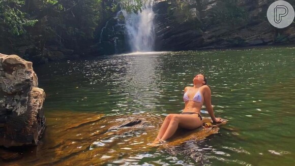 Maraisa voltou a exibir o corpo sequinho em uma cachoeira de Pirenópolis, em Goiás