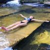 Maraisa relaxou de biquíni na cachoeira