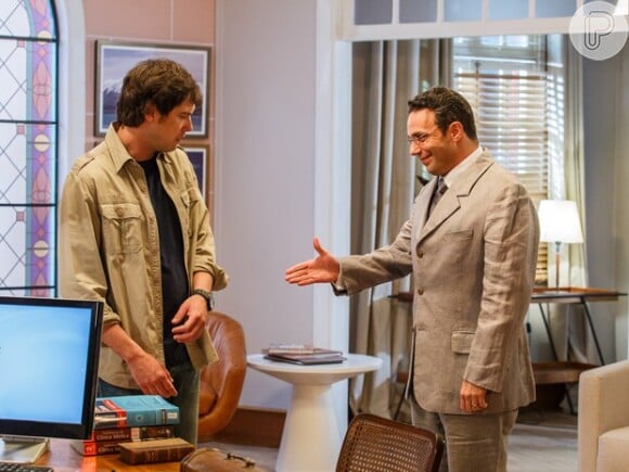 Castilho (Marcelo Médici) fala para Caíque (Sergio Guizé) sobre o pacto que os dois fizeram em outra vida, mas o médico não acredita no que ouve, em 'Alto Astral'