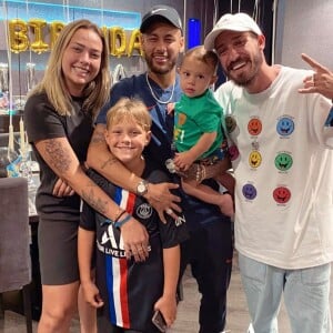 Neymar posou com o filho, Davi Lucca, Carol Dantas e Vinicius Martinez