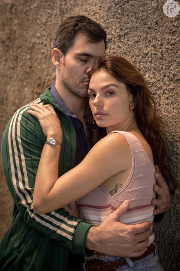 Na novela 'Amor de Mãe', Betina (Isis Valverde) foi largada por Magno (Juliano Cazarré) ao ser flagrada conversando com Sandro (Humberto Carrão)
