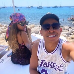 Anitta faz foto com Erik Marçal, amigo de Neymar, na Espanha