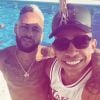 Erik Marçal faz foto com Neymar na chegada do jogador por Ibiza, na Espanha