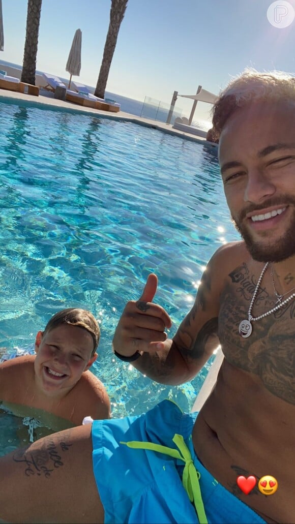 Neymar está acompanhado do filho, Davi Lucca, de nove anos