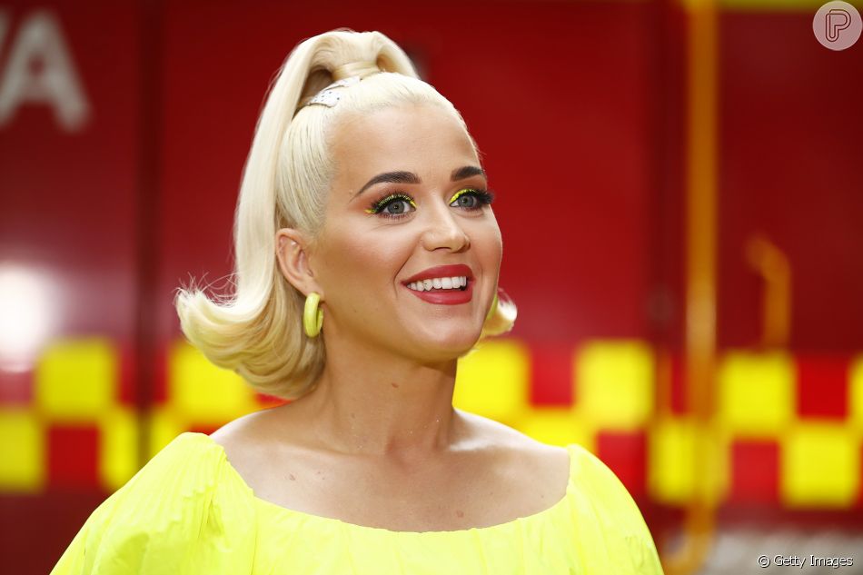 Katy Perry mostra primeira foto com a filha, Daisy, segurando suas mãos