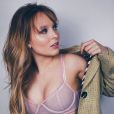 Larissa Manoela valoriza corpo definido em foto de lingerie e terno
