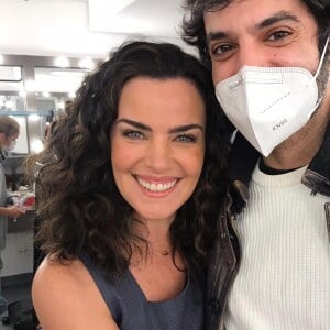 Ana Paula Arósio posa com maquiador em bastidor de campanha