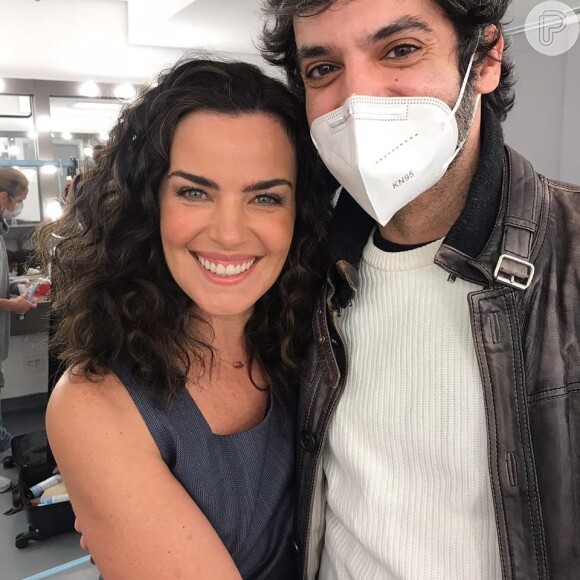 Ana Paula Arósio posa com maquiador em bastidor de campanha
