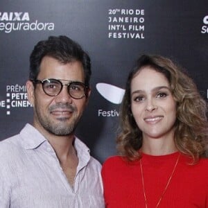 Juliano Cazarré e a mulher, Leticia, esperam uma menina