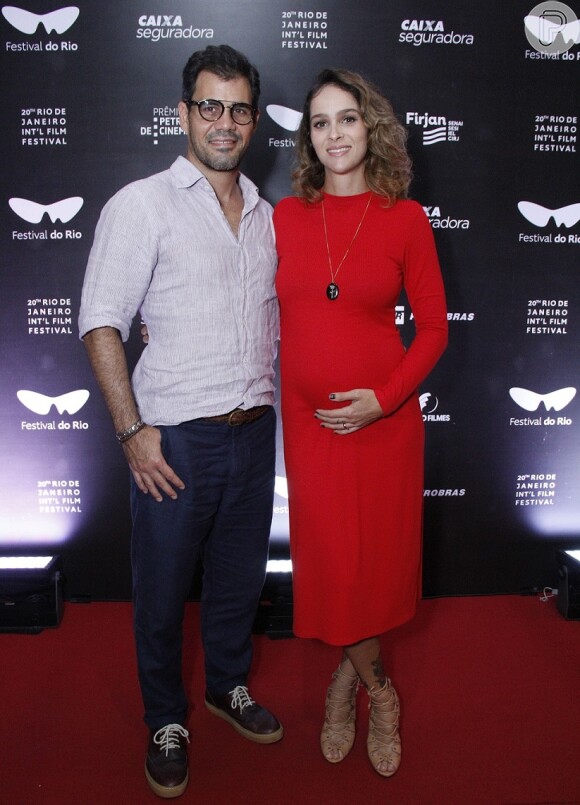 Juliano Cazarré e a mulher, Leticia, esperam uma menina