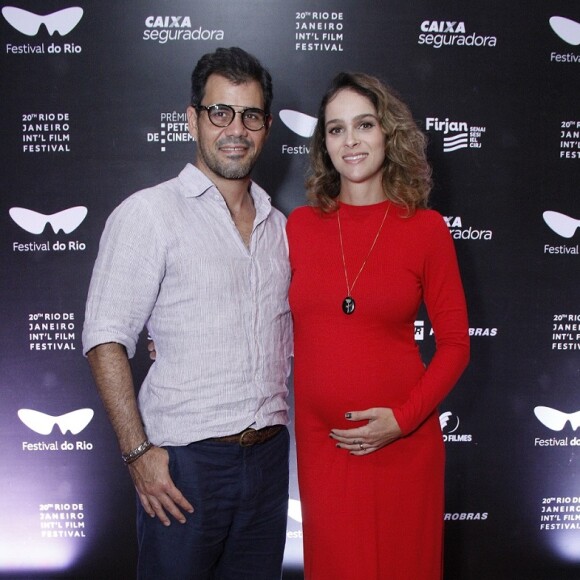 Juliano Cazarré e a mulher, Leticia, esperam uma menina