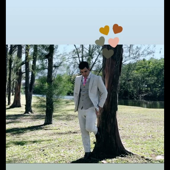 Juliano Cazarré posa antes de casamento com Leticia Bastos