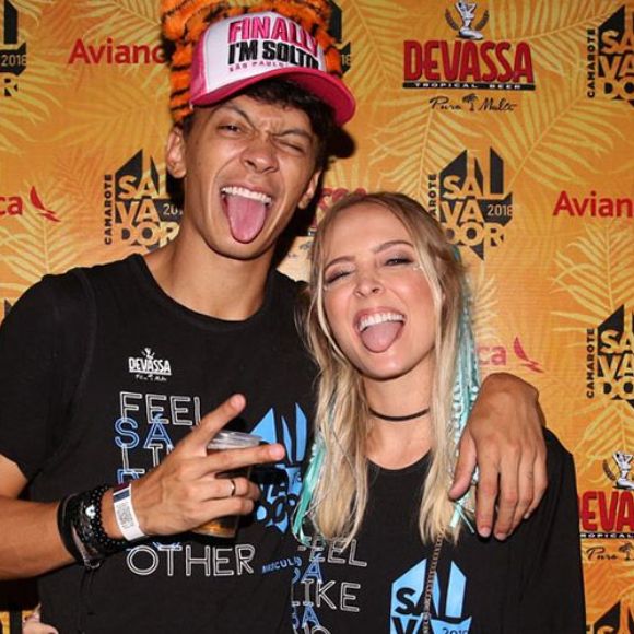 Filha de Tata Estaniecki e Júlio Cocielo esboçou sorriso em foto