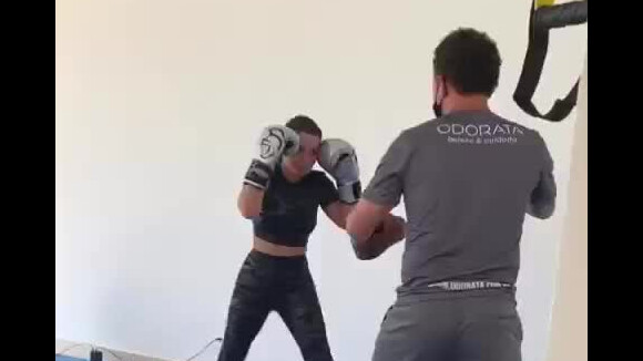 Maraisa adota boxe em seu treino com personal