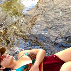 Maraisa exibe corpo sequinho em foto de maiô na cachoeira