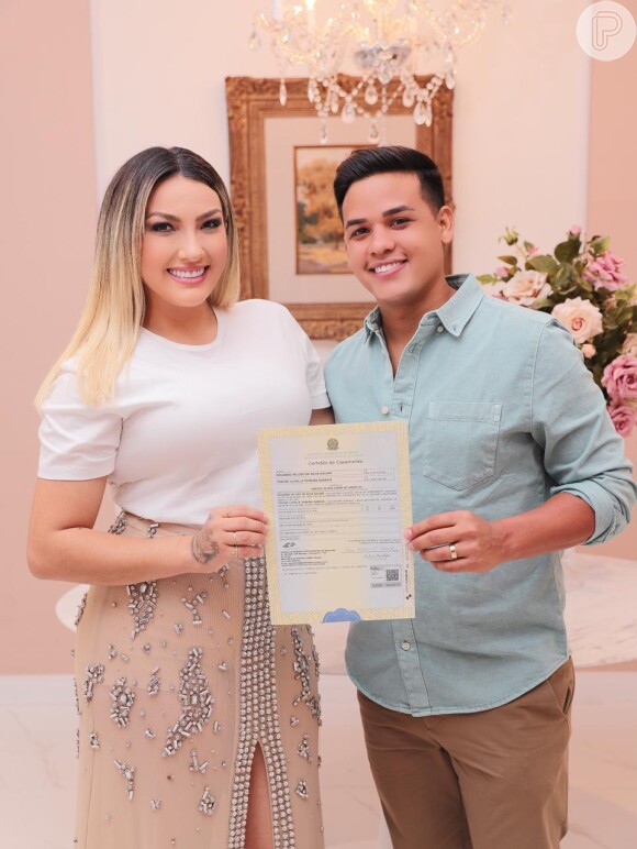 Thayse Teixeira mostra certidão de casada com Eduardo Veloso
