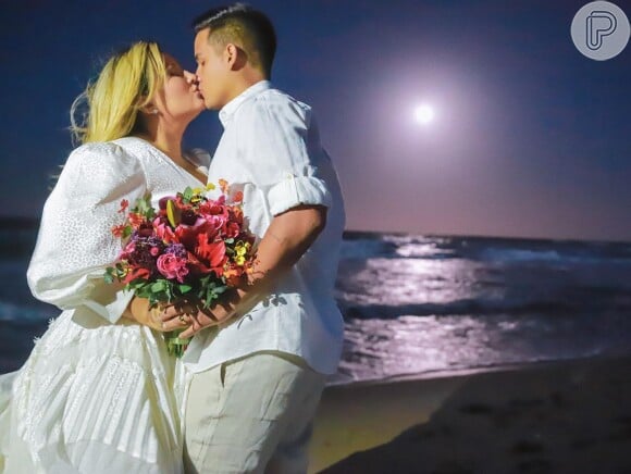 Thayse Teixeira troca beijos após casamento com Eduardo Veloso em frente ao mar