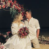 Thayse Teixeira faz casamento íntimo na praia com Eduardo Veloso. Fotos!