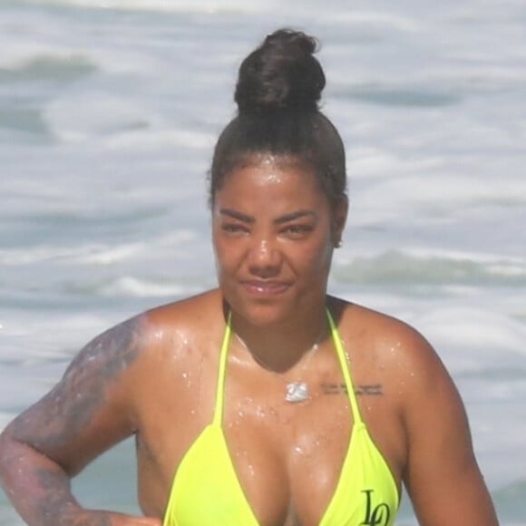 Ludmilla usa biquíni neon com babados na praia