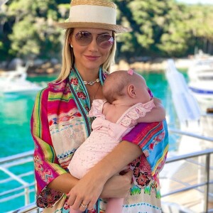 Ana Paula Siebert curte dia de sol na praia com filha