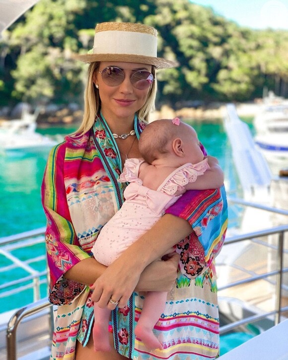 Ana Paula Siebert curte dia de sol na praia com filha