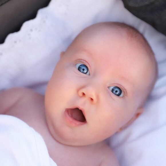 Filha de Ana Paula Siebert veste roupa azul com bolinhas