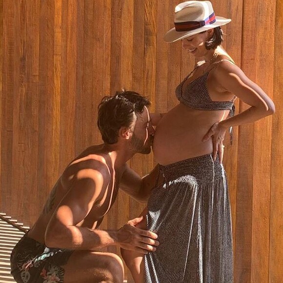 Sthefany Brito ganhou um beijo do irmão, Kayky Brito, em sua barriga de gravidez