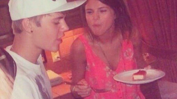 Selena Gomez posta foto antiga com o ex, Justin Bieber, no aniversário do cantor