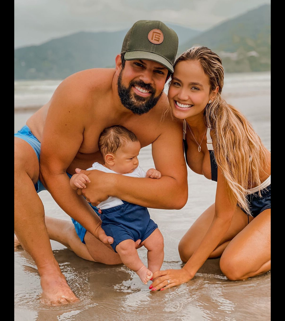 Foto: Biah Rodrigues e Sorocaba apresentaram o mar para o filho, Theo -  Purepeople