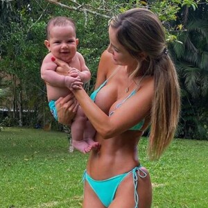Biah Rodrigues está em Ubatuba com o marido, Sorocaba, e o filho, Theo